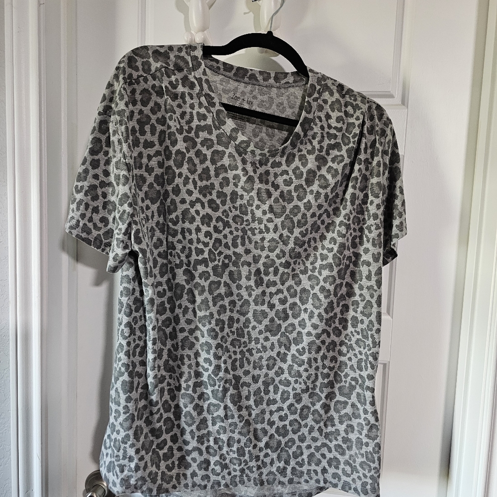Casual grey leopard tee